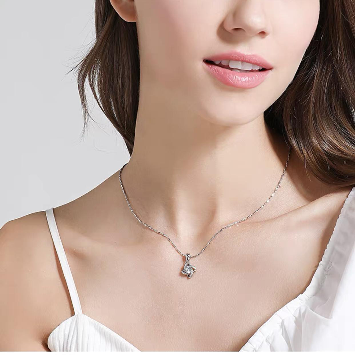 Customizable Heart Pendant Bracelet with Silhouette Sunset Design – Romantic Personalized Jewelry for Special Occasions